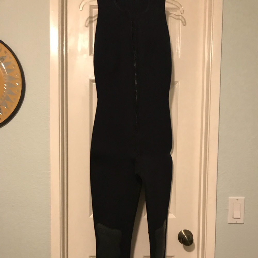 Lady’s sleeveless wetsuit